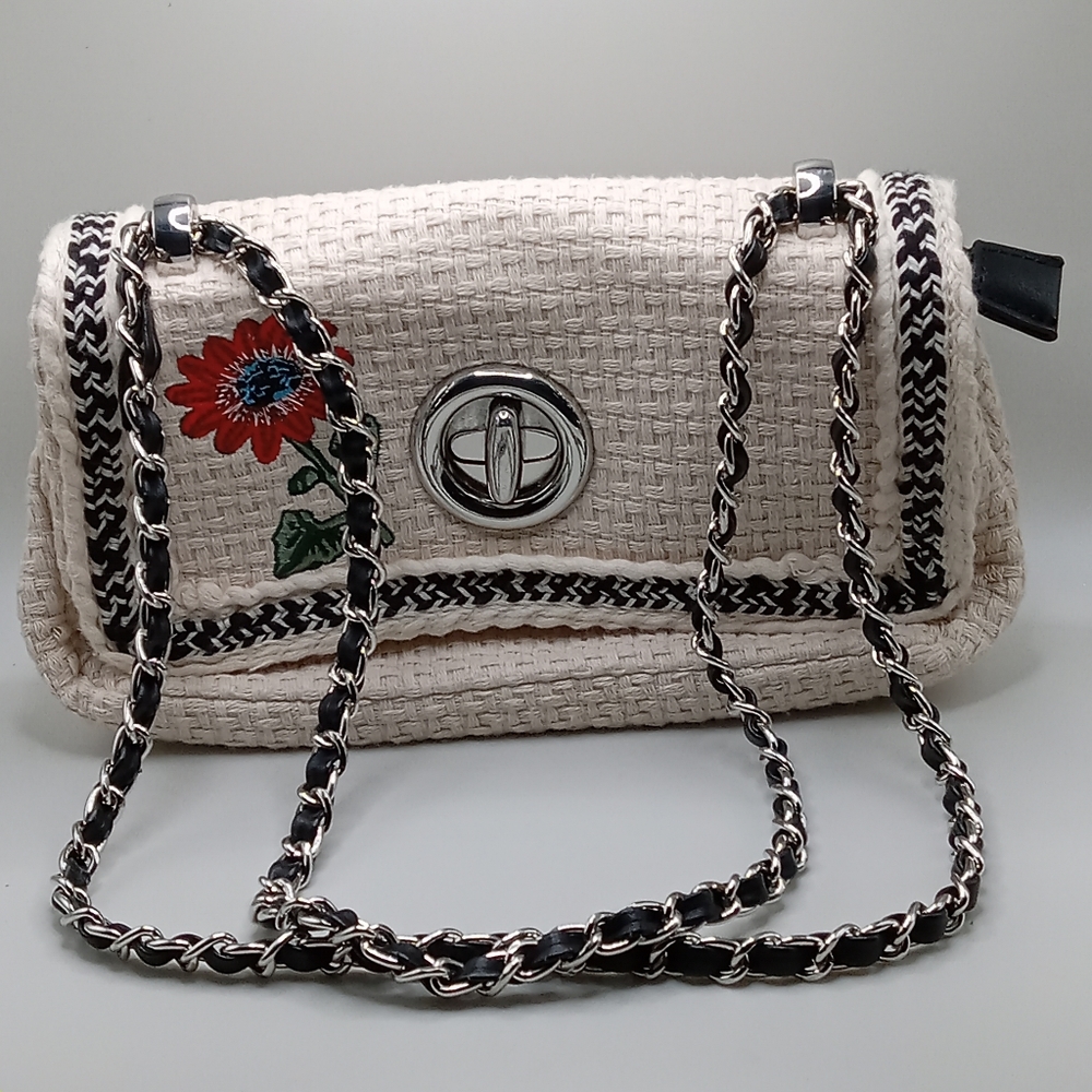 Pairfois  basket pattern fabric with embroidered flower
